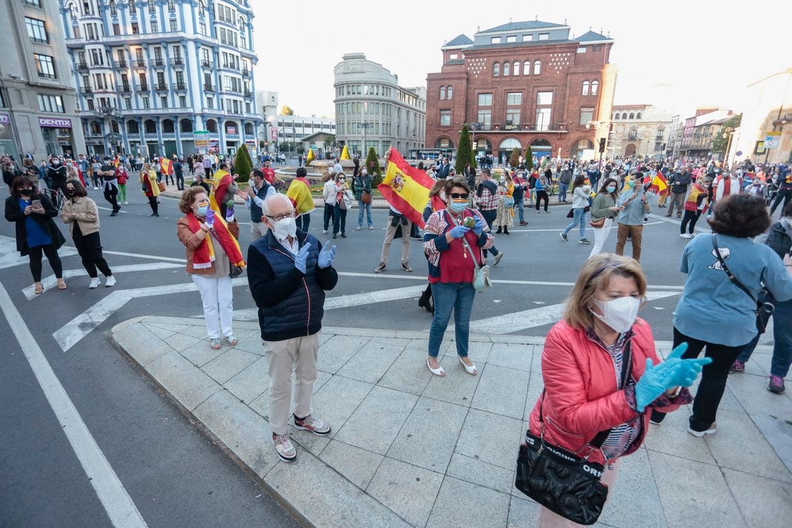 Más de 500 personas se concentraron este sábado, a las 21 horas, en la plaza de Santo Domingo de la capital leonesa para protestar contra el estado de alarma declarado para frenar la incidencia del COVID-19 y pedir la dimisión del Gobierno de España.