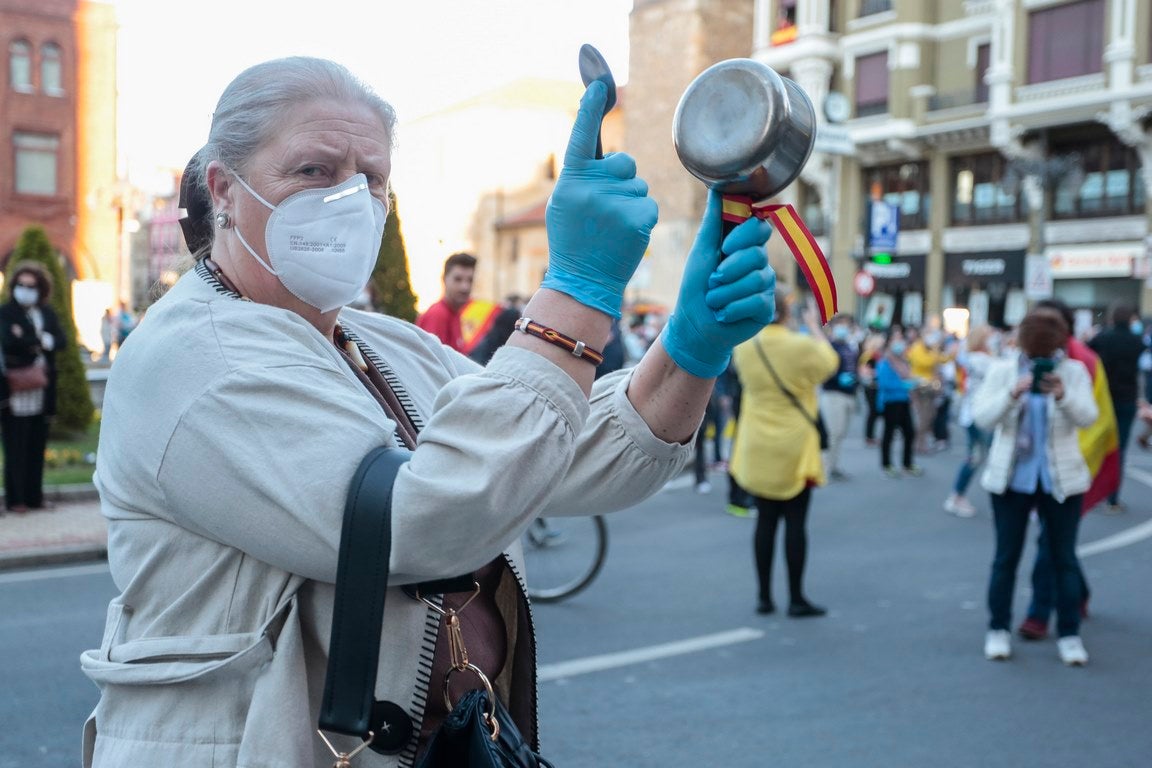 Más de 500 personas se concentraron este sábado, a las 21 horas, en la plaza de Santo Domingo de la capital leonesa para protestar contra el estado de alarma declarado para frenar la incidencia del COVID-19 y pedir la dimisión del Gobierno de España.