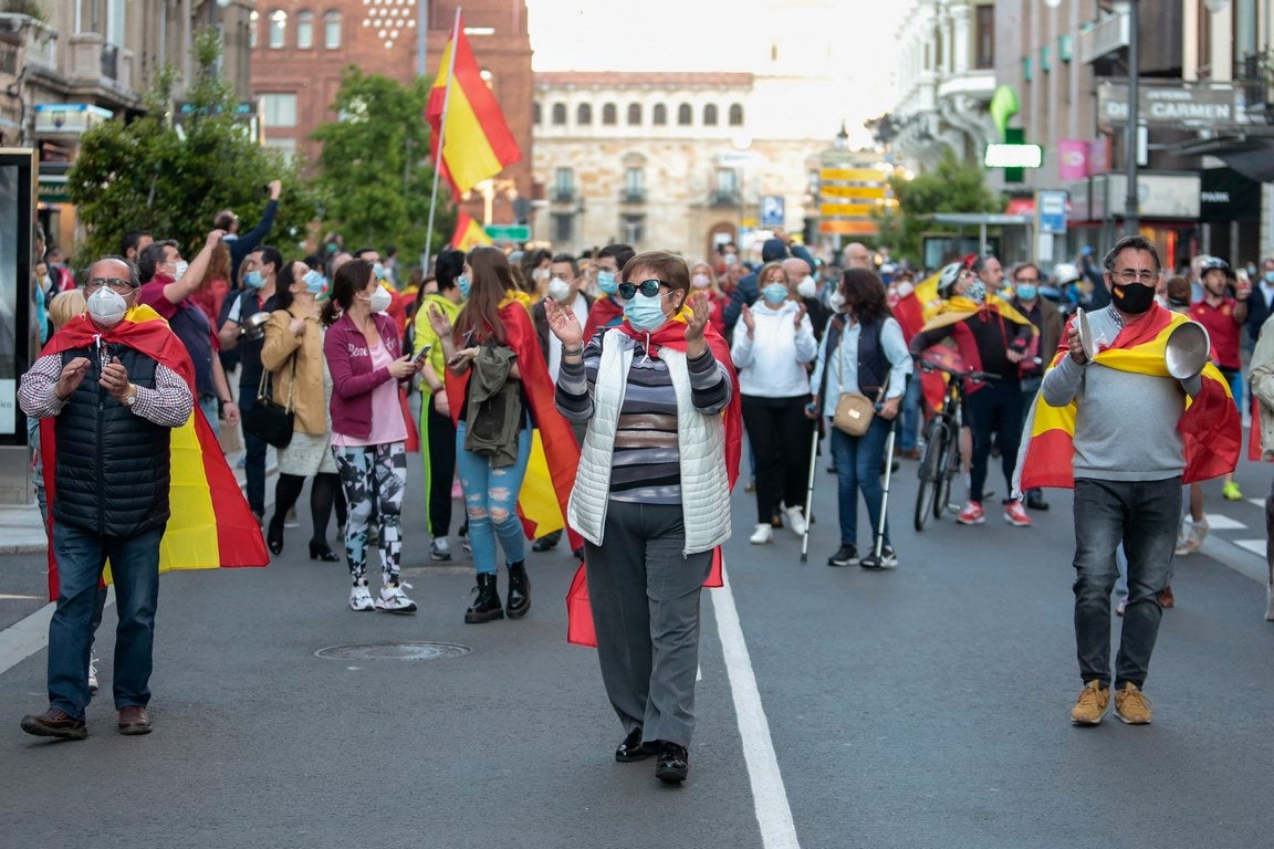 Más de 500 personas se concentraron este sábado, a las 21 horas, en la plaza de Santo Domingo de la capital leonesa para protestar contra el estado de alarma declarado para frenar la incidencia del COVID-19 y pedir la dimisión del Gobierno de España.