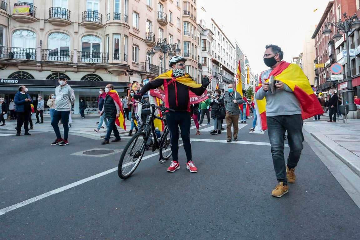 Más de 500 personas se concentraron este sábado, a las 21 horas, en la plaza de Santo Domingo de la capital leonesa para protestar contra el estado de alarma declarado para frenar la incidencia del COVID-19 y pedir la dimisión del Gobierno de España.