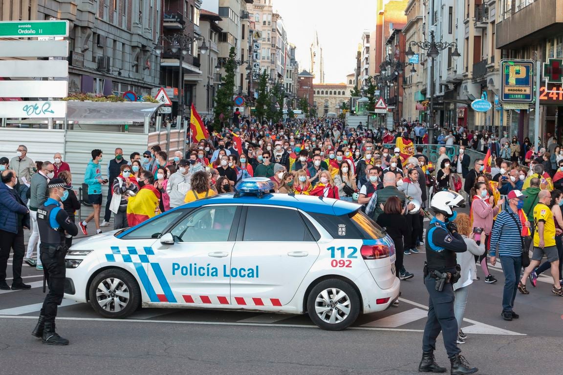 Más de 500 personas se concentraron este sábado, a las 21 horas, en la plaza de Santo Domingo de la capital leonesa para protestar contra el estado de alarma declarado para frenar la incidencia del COVID-19 y pedir la dimisión del Gobierno de España.