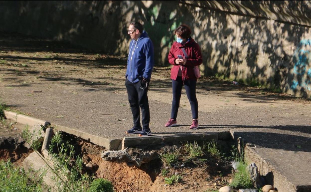 Dos paseantes este domingo en León. 