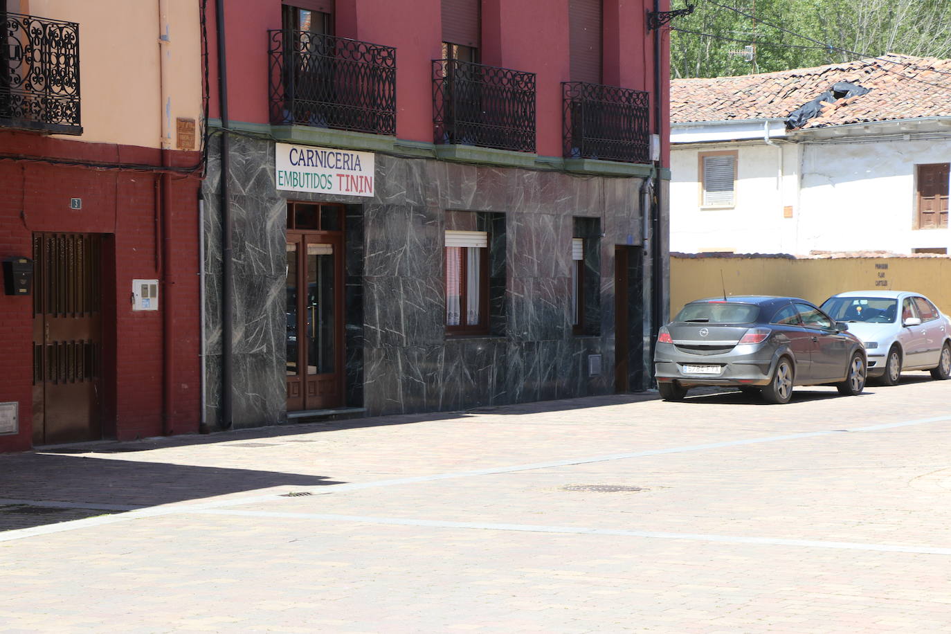 Fotos: Mansilla de las Mulas recibe la fase 1 con escepticismo