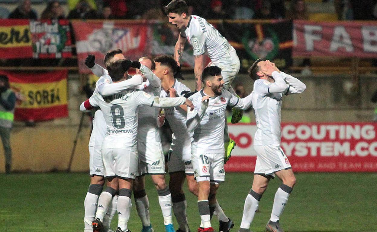 Los jugadores de la Cultural celebran un gol.