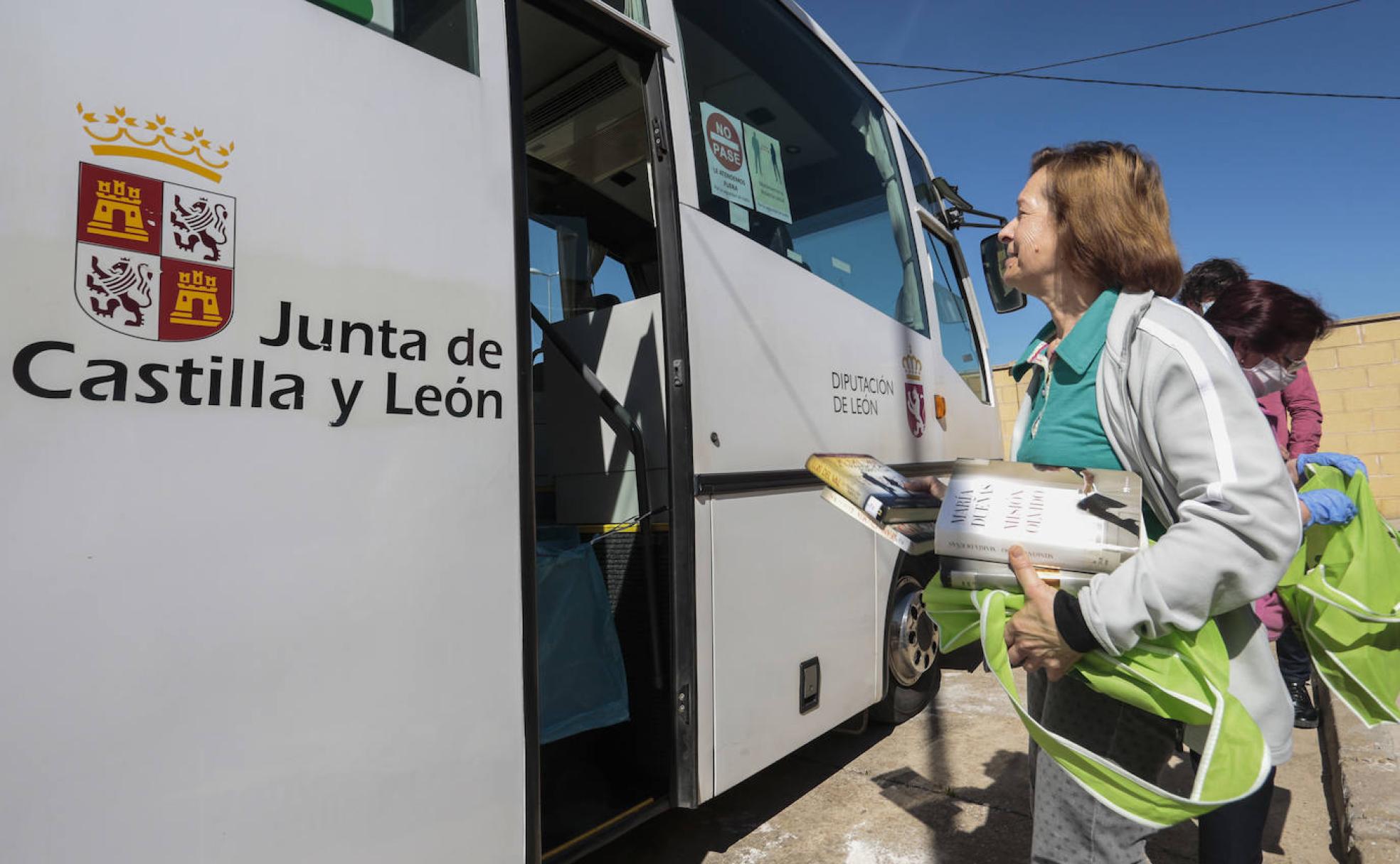 La localidad de Reliegos ha sido el primer destino del Bibliobús tras la crisis de la covid-19.