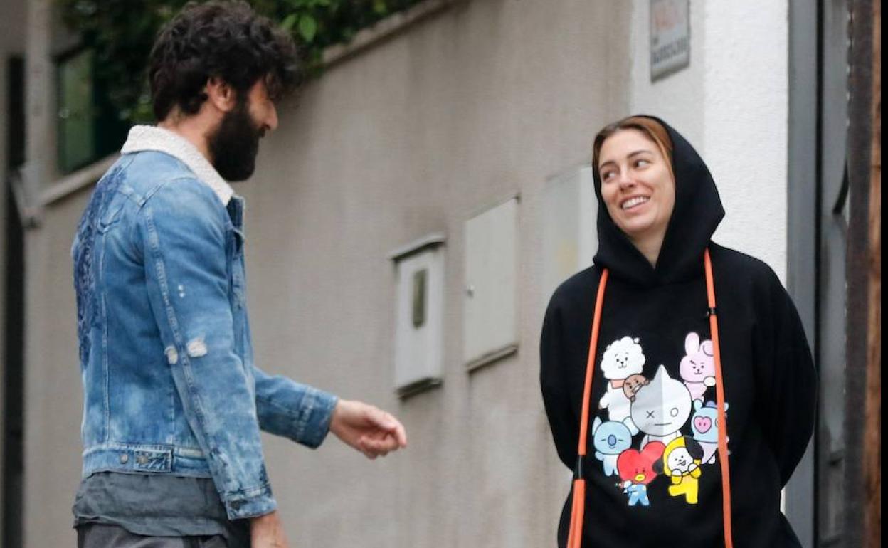 Javier Rey y Blanca Suárez pasean a la mascota de la actriz.