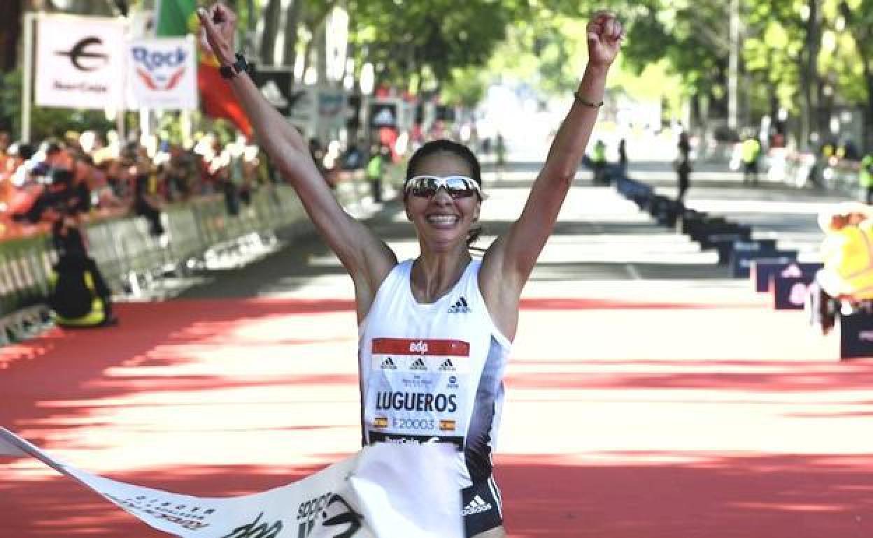 Nuria Lugueros celebra la victoria en la media maratón de Madrid.