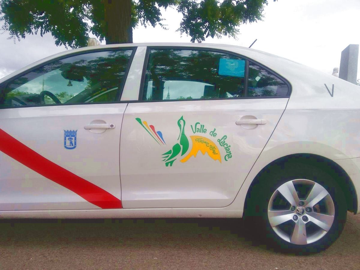 El taxi de Paco Miranda luciendo las pegatinas del Valle del Laciana.