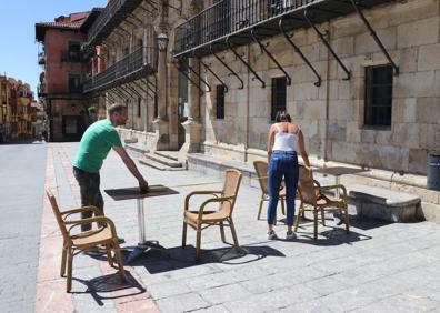 Imagen secundaria 1 - Preparativos para la reapertura en la Plaza Mayor de León. 