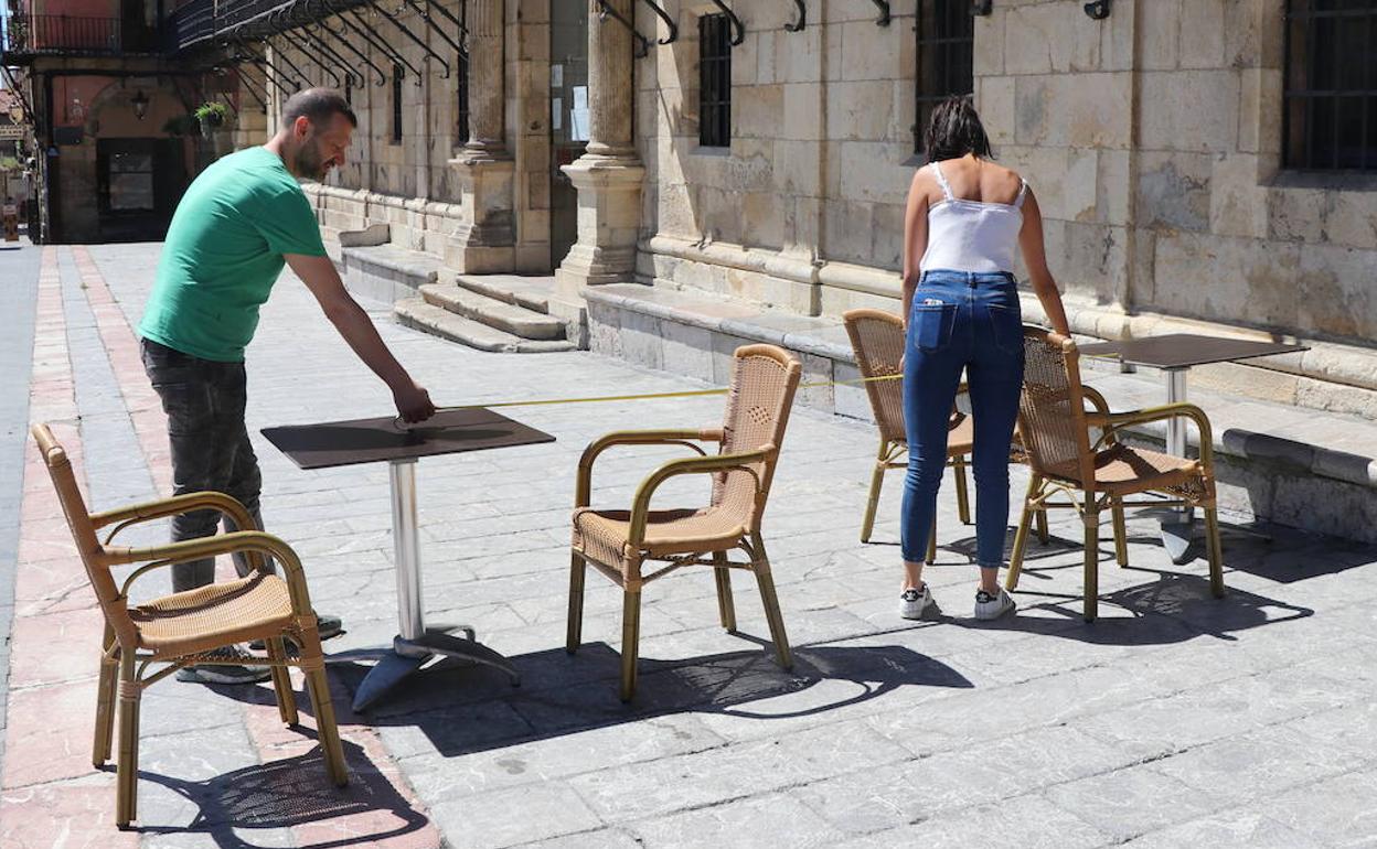 Los hosteleros preparan las terrazas en la Plaza Mayor. 