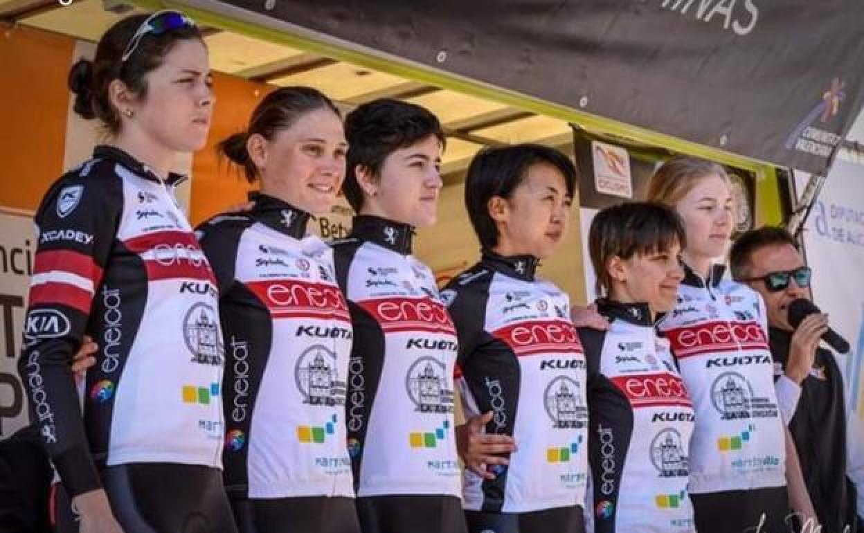 Las ciclistas del Eneicat RBH Global, en el Setmana Ciclista Valenciana de 2020.