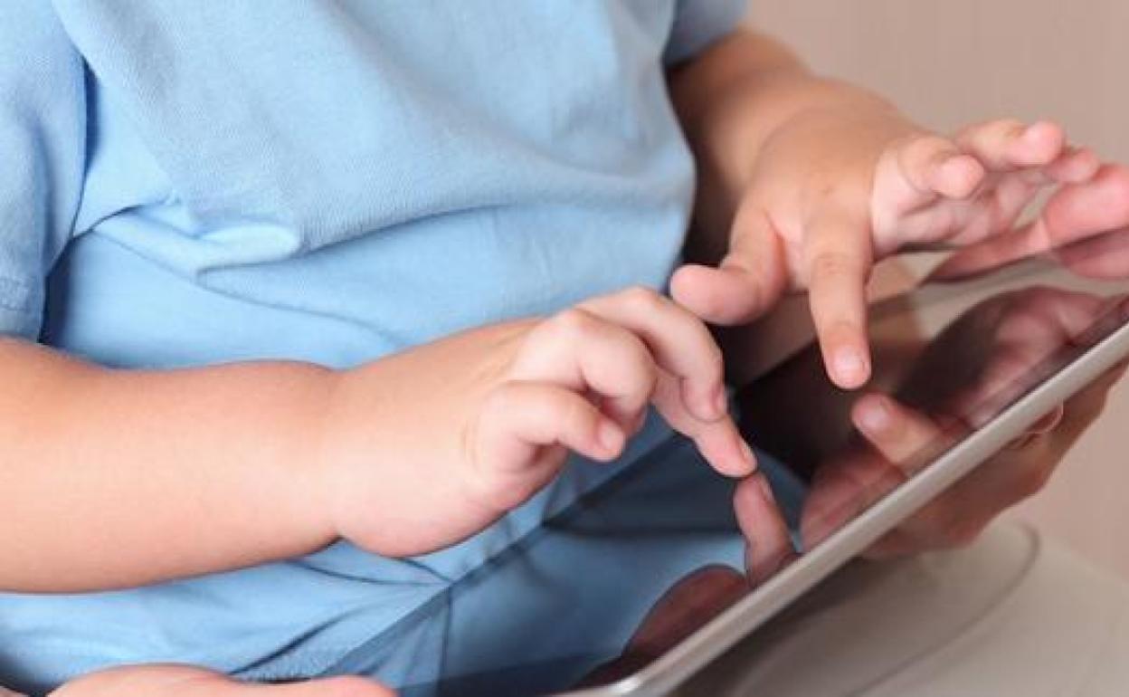 Un niño utiliza una tablet.