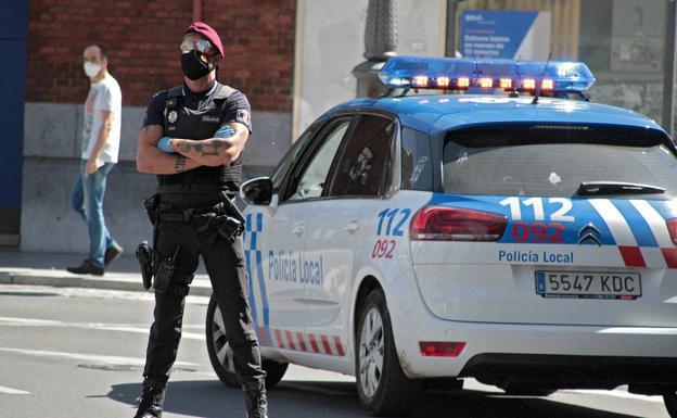 Galería. La policía controla el uso de mascarillas.