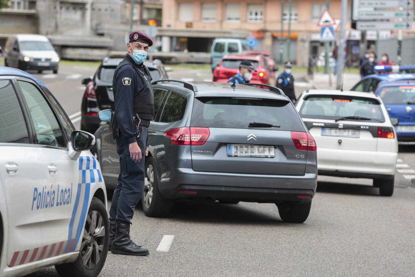 Los agentes se han desplegado por la ciudad para garantizar que se usa este dispositivo de seguridad individual.