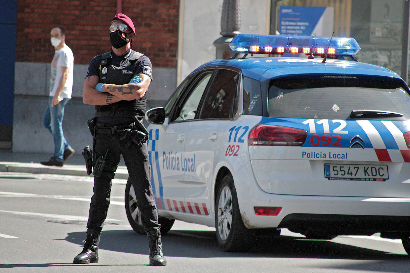 Los agentes se han desplegado por la ciudad para garantizar que se usa este dispositivo de seguridad individual.