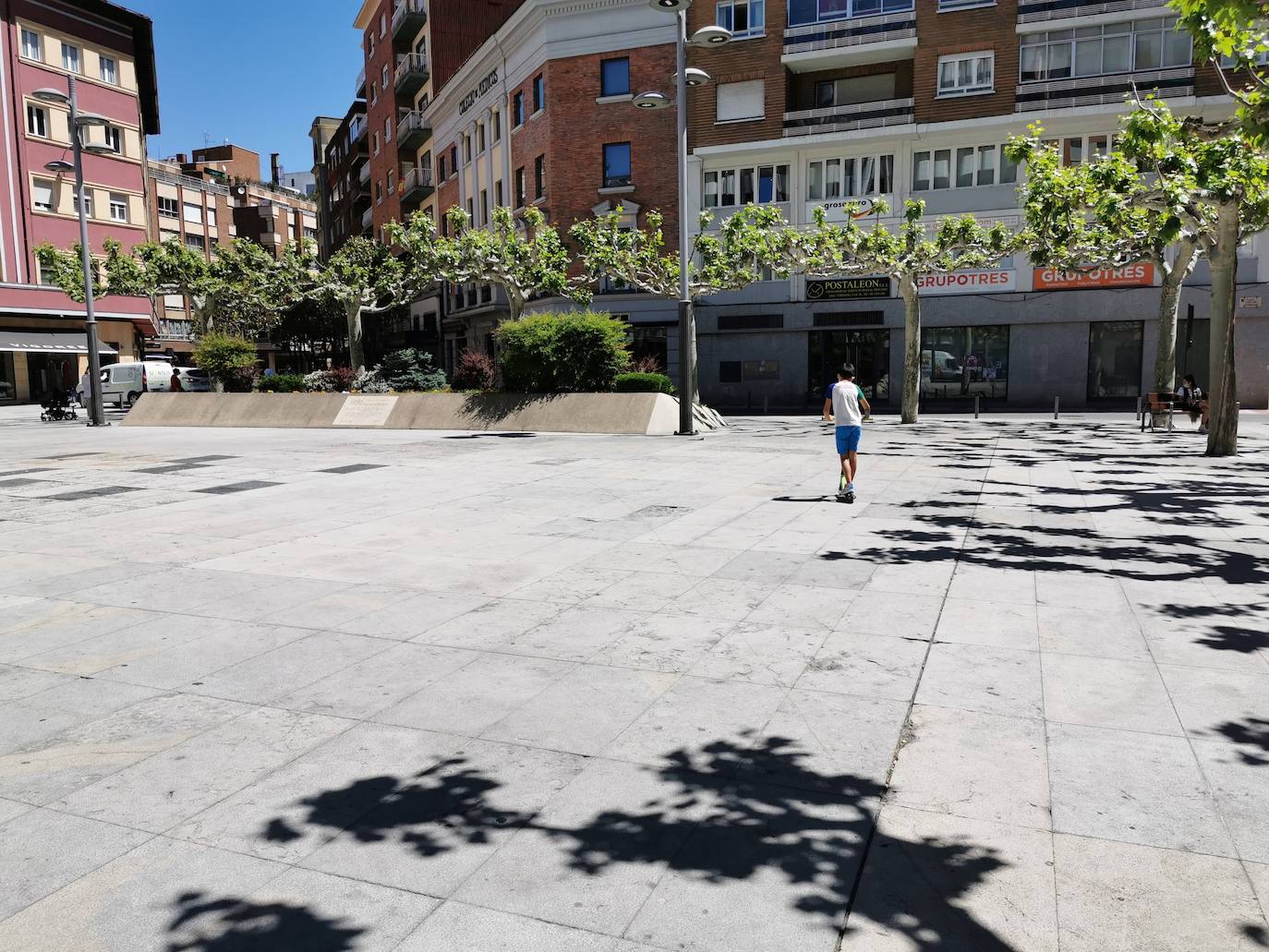 La capital leonesa recupera poco a poco algo de pulso a punto de alcanzar los 70 días de cierre. La imagen es ahora es diferente al inicio del estado de alarma, cuando el movimiento en las calles era casi inexistente.