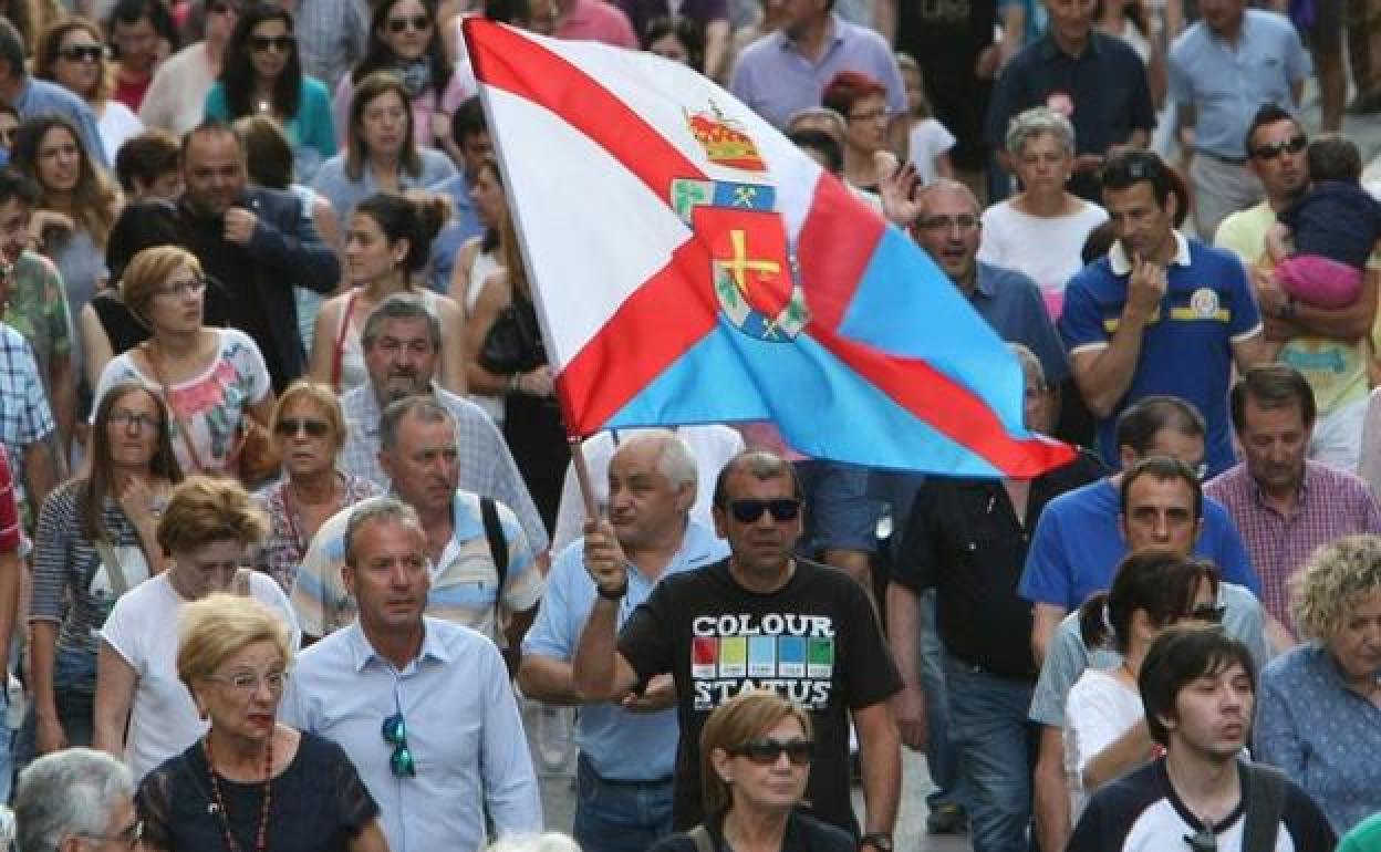 Un hombre enarbola la bandera de El Bierzo durante una manifestación. 