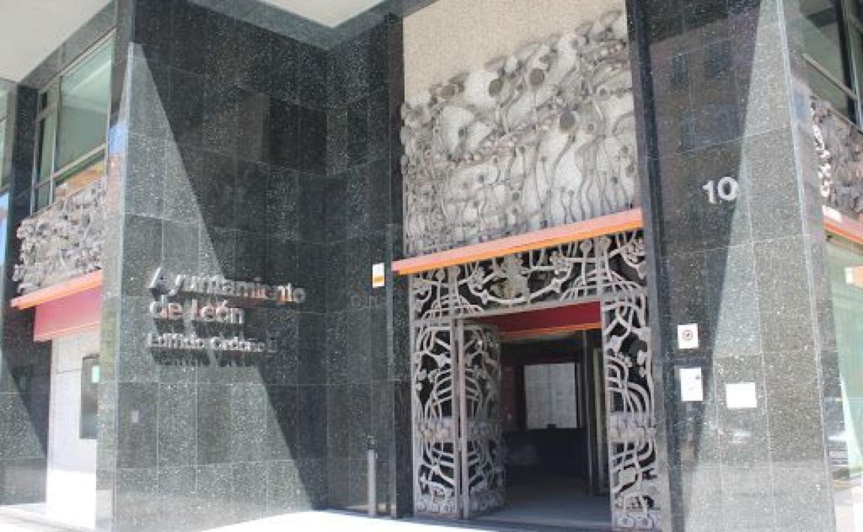 Fachada del Ayuntamiento de León, en Ordoño II.