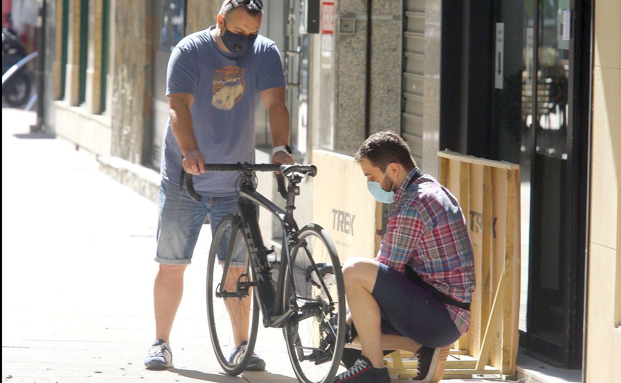 Una tienda de bicicletas atiende a un cliente en Ponferrada, durante el inicio de la segunda semana en fase 1 de la desescalada.