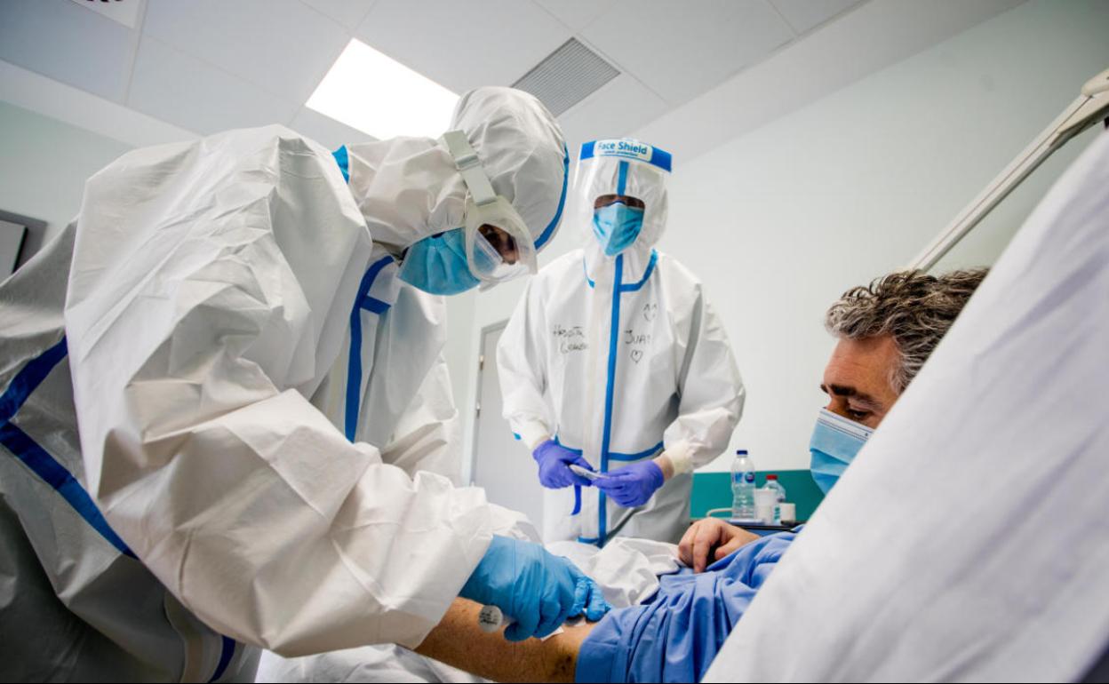 Un equipo médico atendiendo a un paciente.