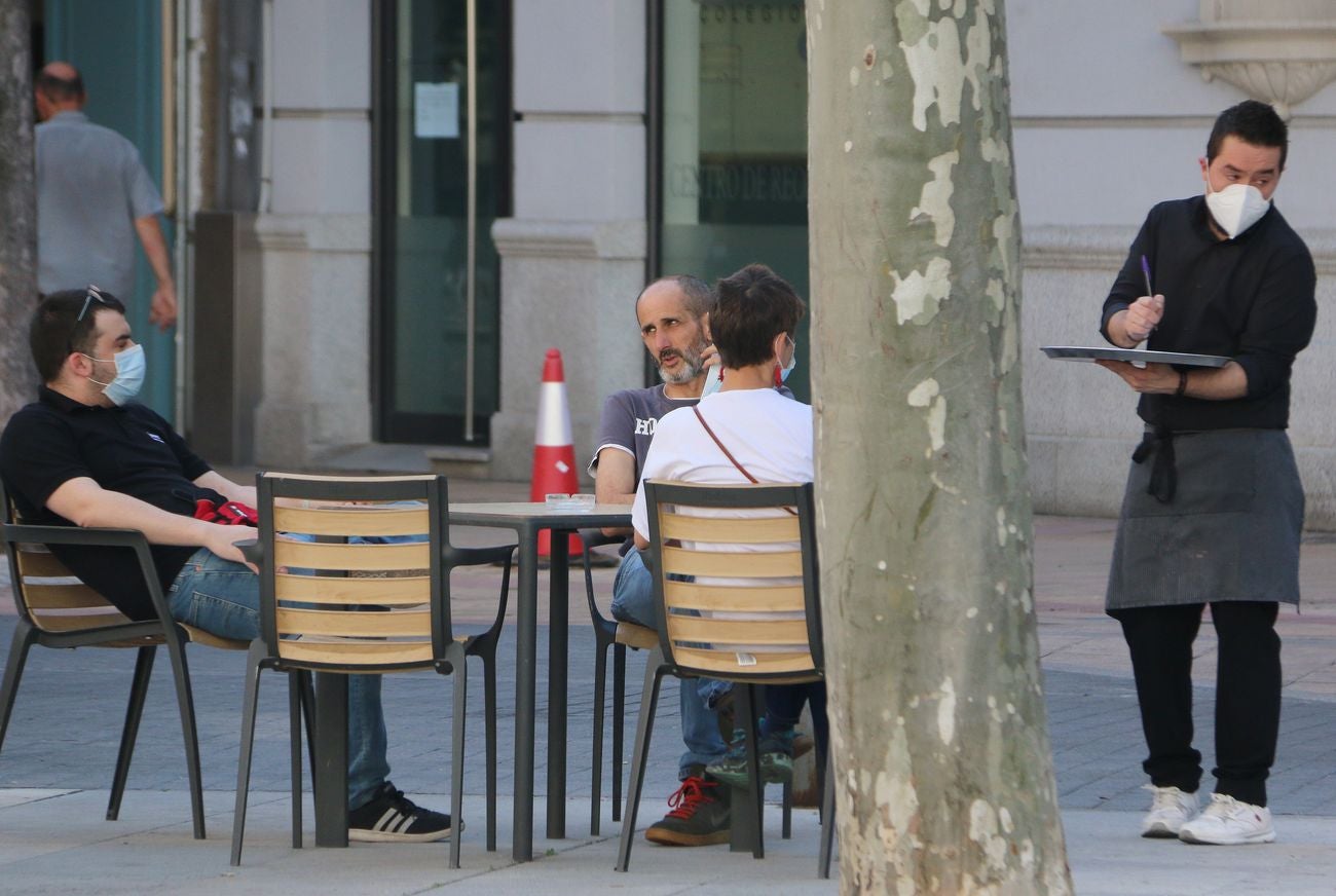 La capital, de la mano de toda la provincia, despierta con numerosos hosteleros realizando trabajos de instalación de sus terrazas, en las que no podrá haber ni cartas de menú ni periódicos de papel ni servilleteros | Museos, templos y condiciones de movilidad varían en el estreno de la 'fase 1'.