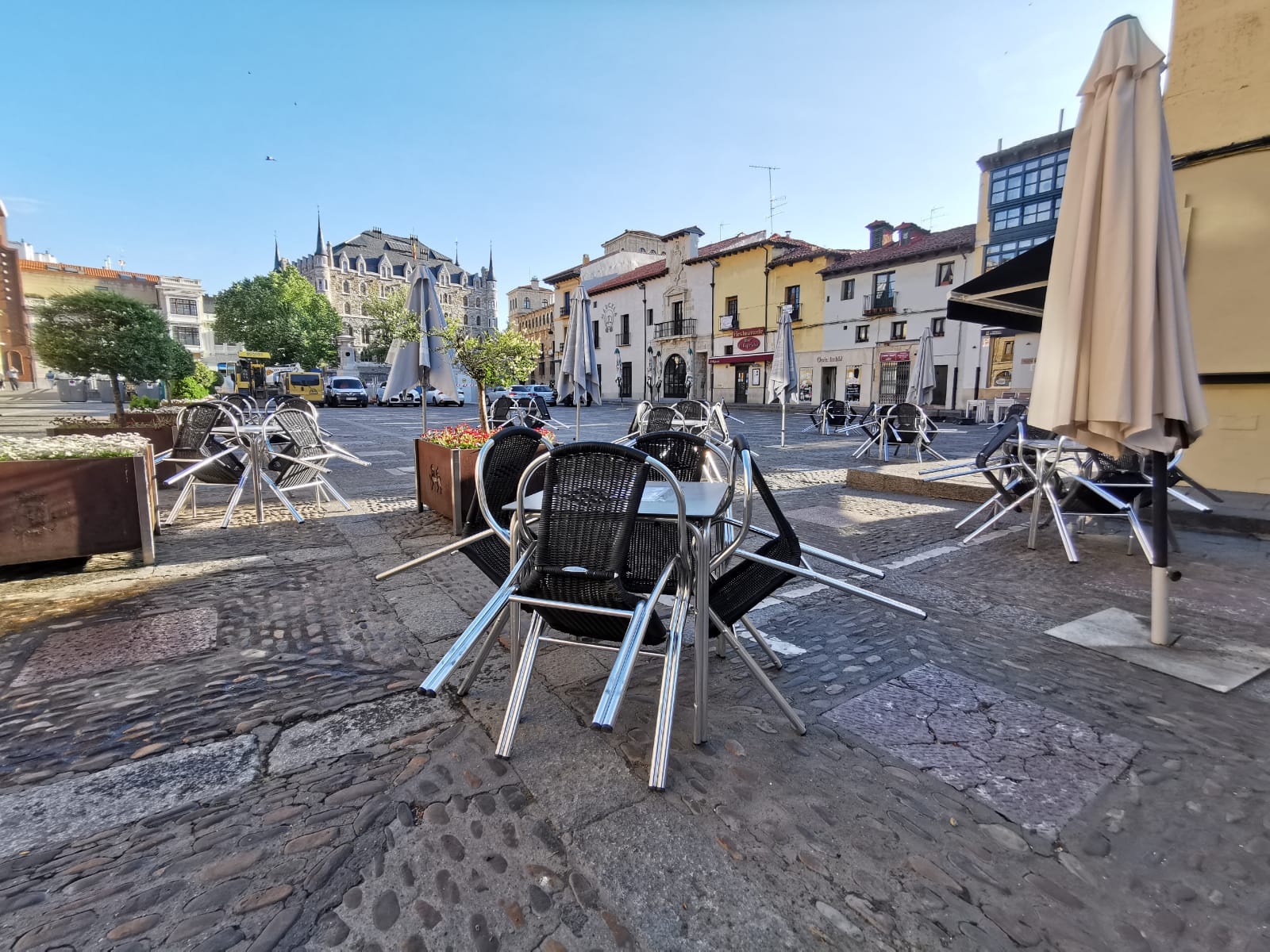 La capital, de la mano de toda la provincia, despierta con numerosos hosteleros realizando trabajos de instalación de sus terrazas, en las que no podrá haber ni cartas de menú ni periódicos de papel ni servilleteros | Museos, templos y condiciones de movilidad varían en el estreno de la 'fase 1'.