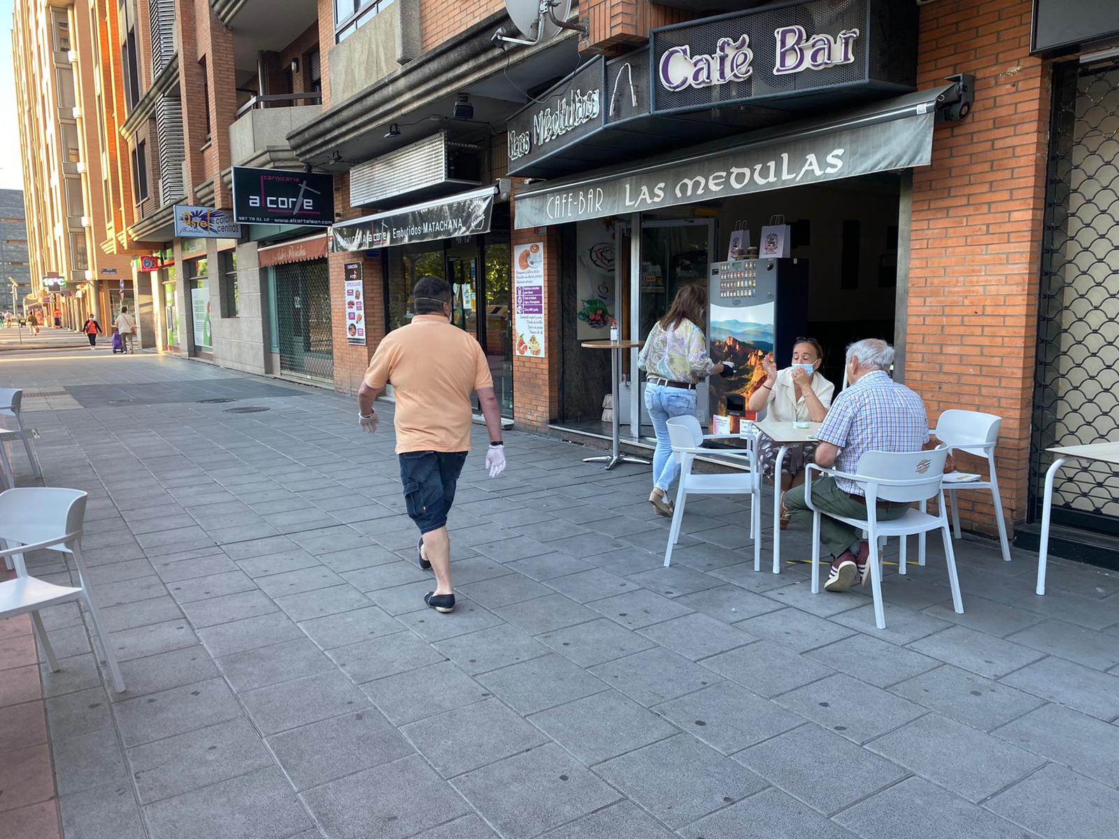 La capital, de la mano de toda la provincia, despierta con numerosos hosteleros realizando trabajos de instalación de sus terrazas, en las que no podrá haber ni cartas de menú ni periódicos de papel ni servilleteros | Museos, templos y condiciones de movilidad varían en el estreno de la 'fase 1'.