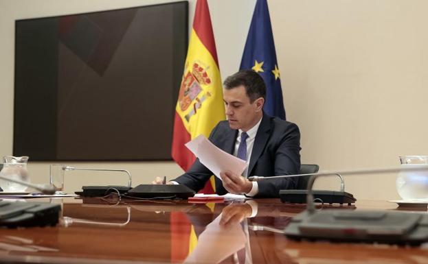 Pedro Sánchez trabaja en su despacho.