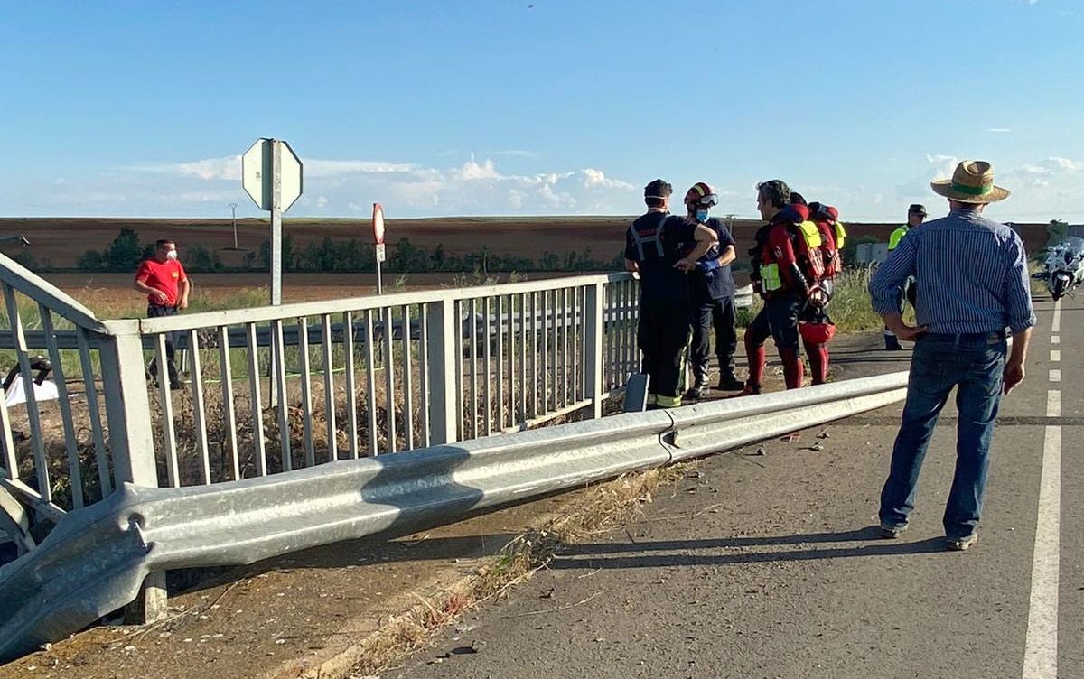 Vecinos de la zona lograron extraer al ocupante del vehículo pero no pudieron salvar su vida | Hasta el lugar se desplazaron efectivos de Guardia Civil, Emergencias Sacyl y Bomberos León. 