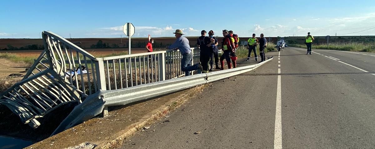 Vecinos de la zona lograron extraer al ocupante del vehículo pero no pudieron salvar su vida | Hasta el lugar se desplazaron efectivos de Guardia Civil, Emergencias Sacyl y Bomberos León. 