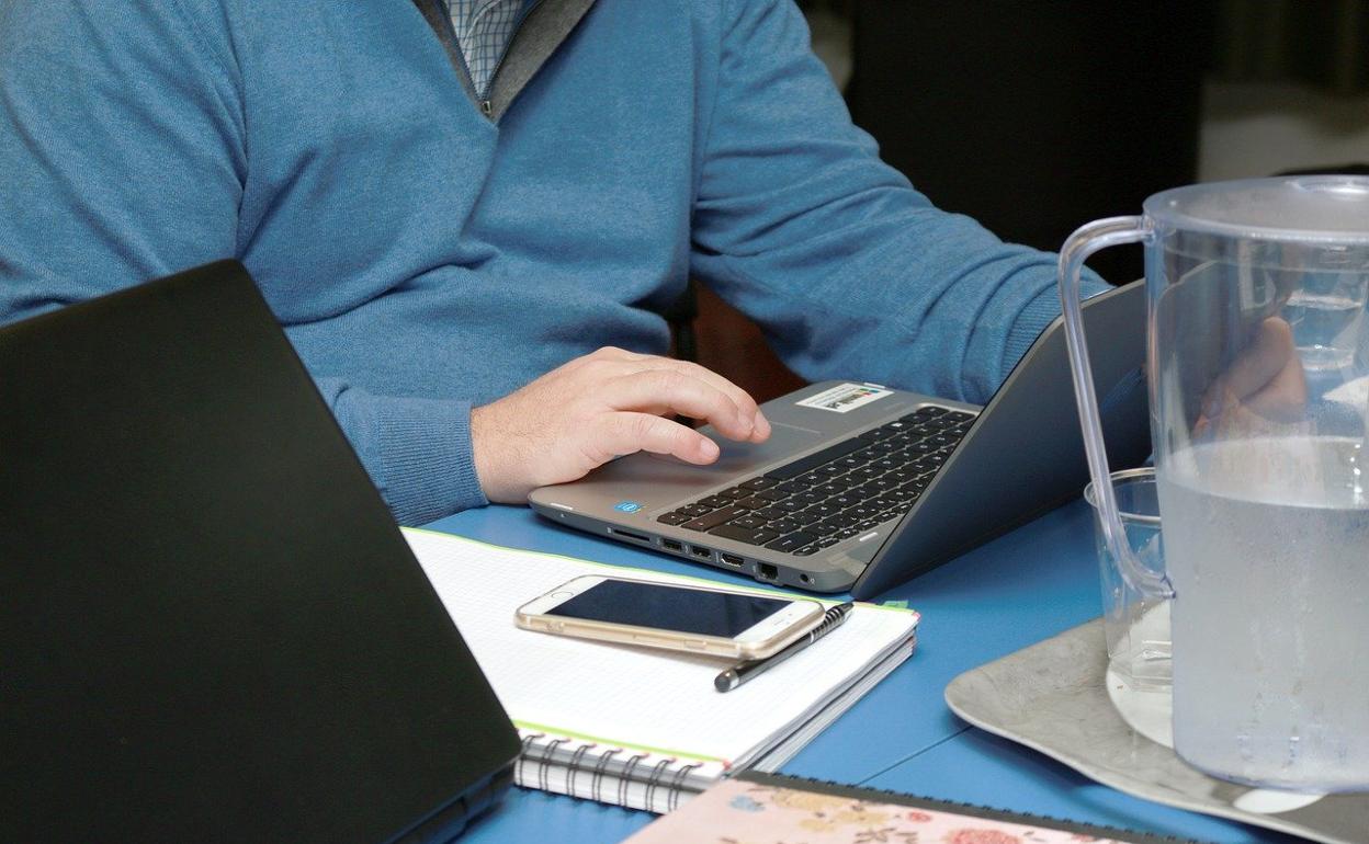 Imagen de archivo de una persona teletrabajando.