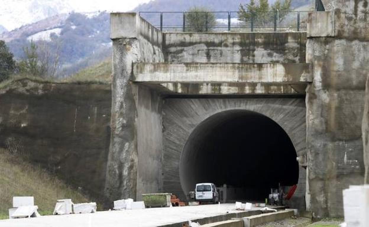 Entrada al túnel de la Variante de Pajares.