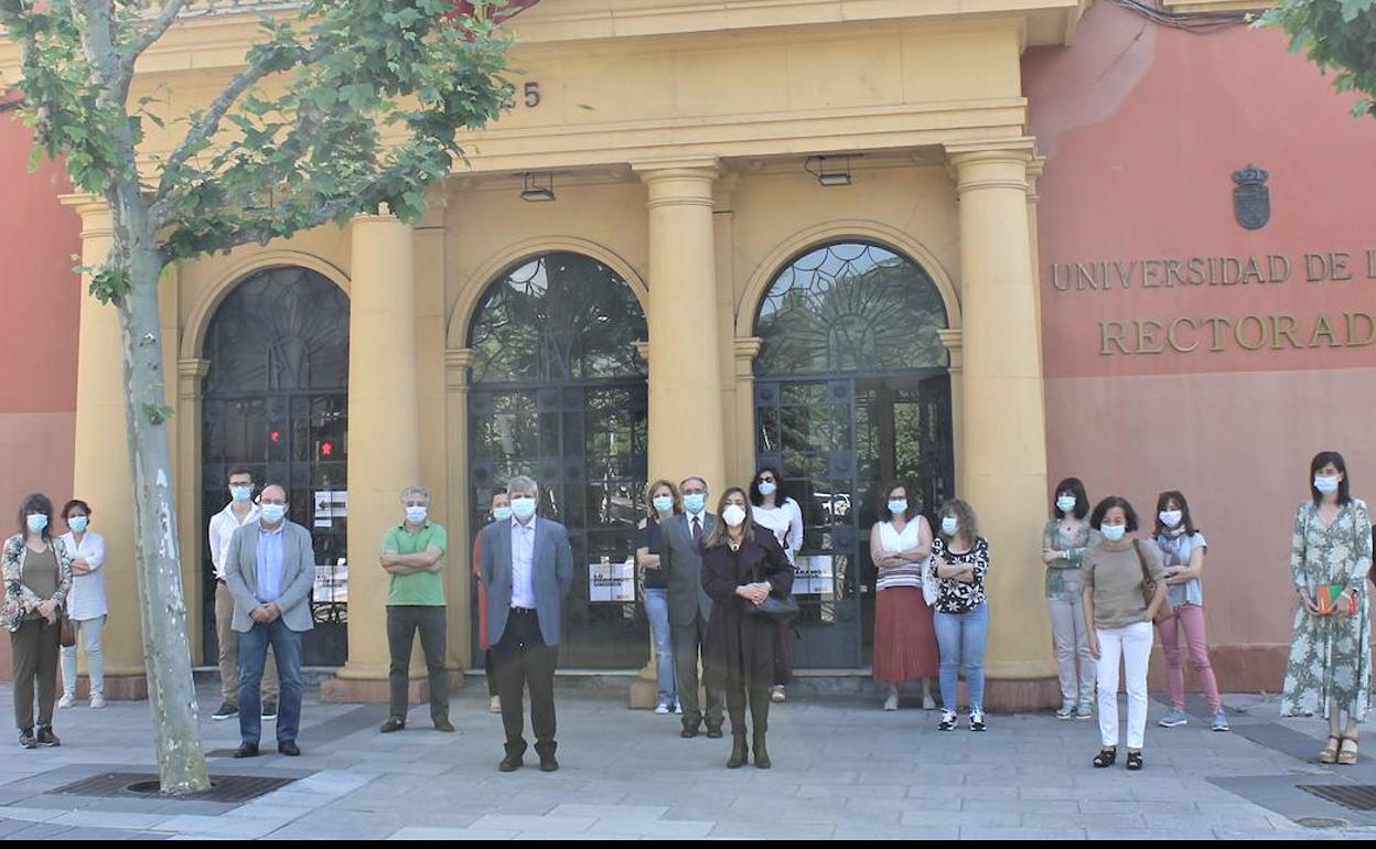 Minuto de silencio en la Universidad de León.