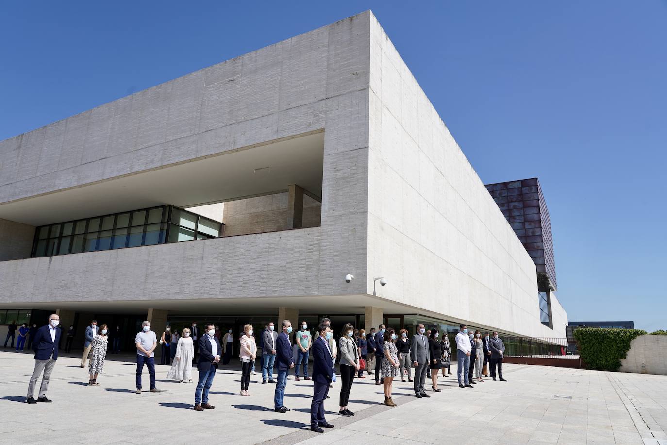 Las administraciones, como las Cortes, la Junta y la Delegación del Gobierno, también muestran sus condolencias.