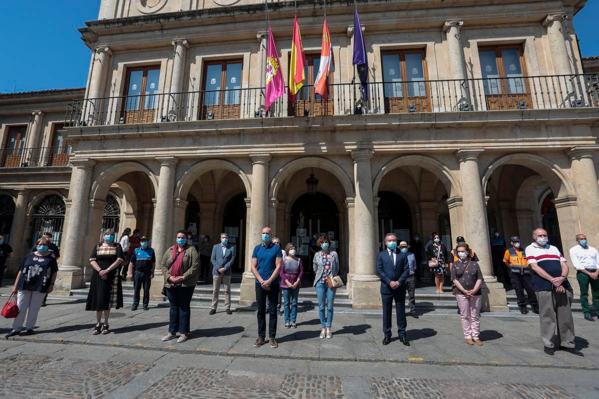 Las instituciones de la capital paran para homenajear a los fallecidos a causa de la pandemia global.