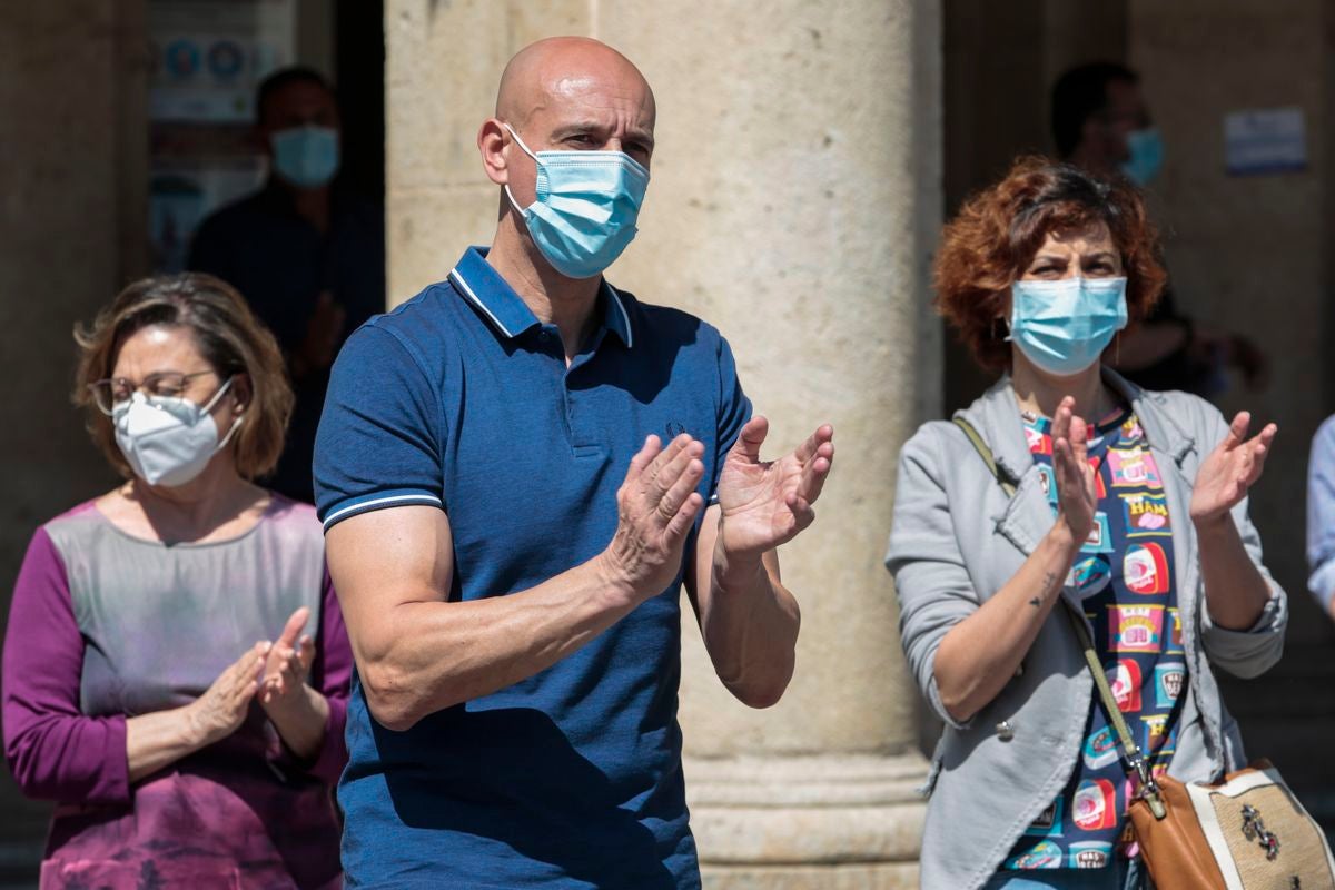 Las instituciones de la capital paran para homenajear a los fallecidos a causa de la pandemia global.