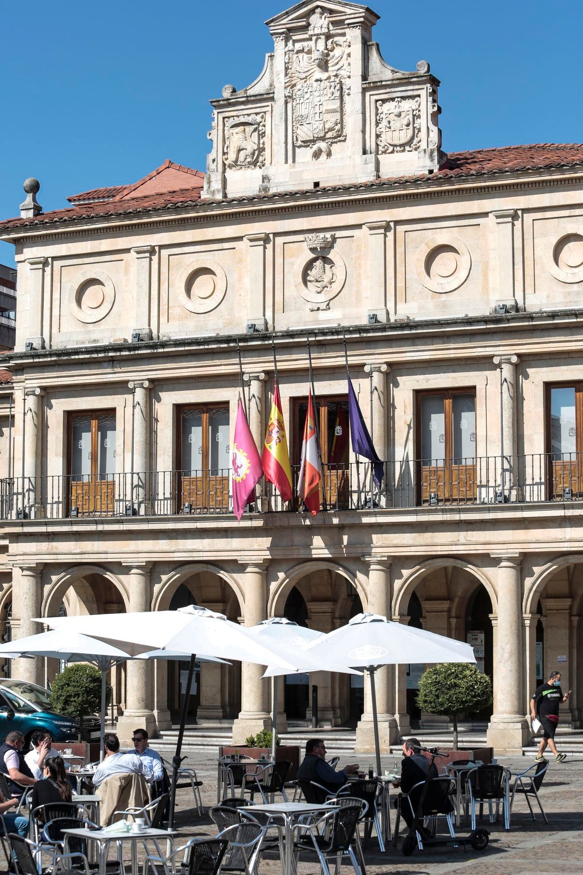 Las instituciones de la capital paran para homenajear a los fallecidos a causa de la pandemia global.