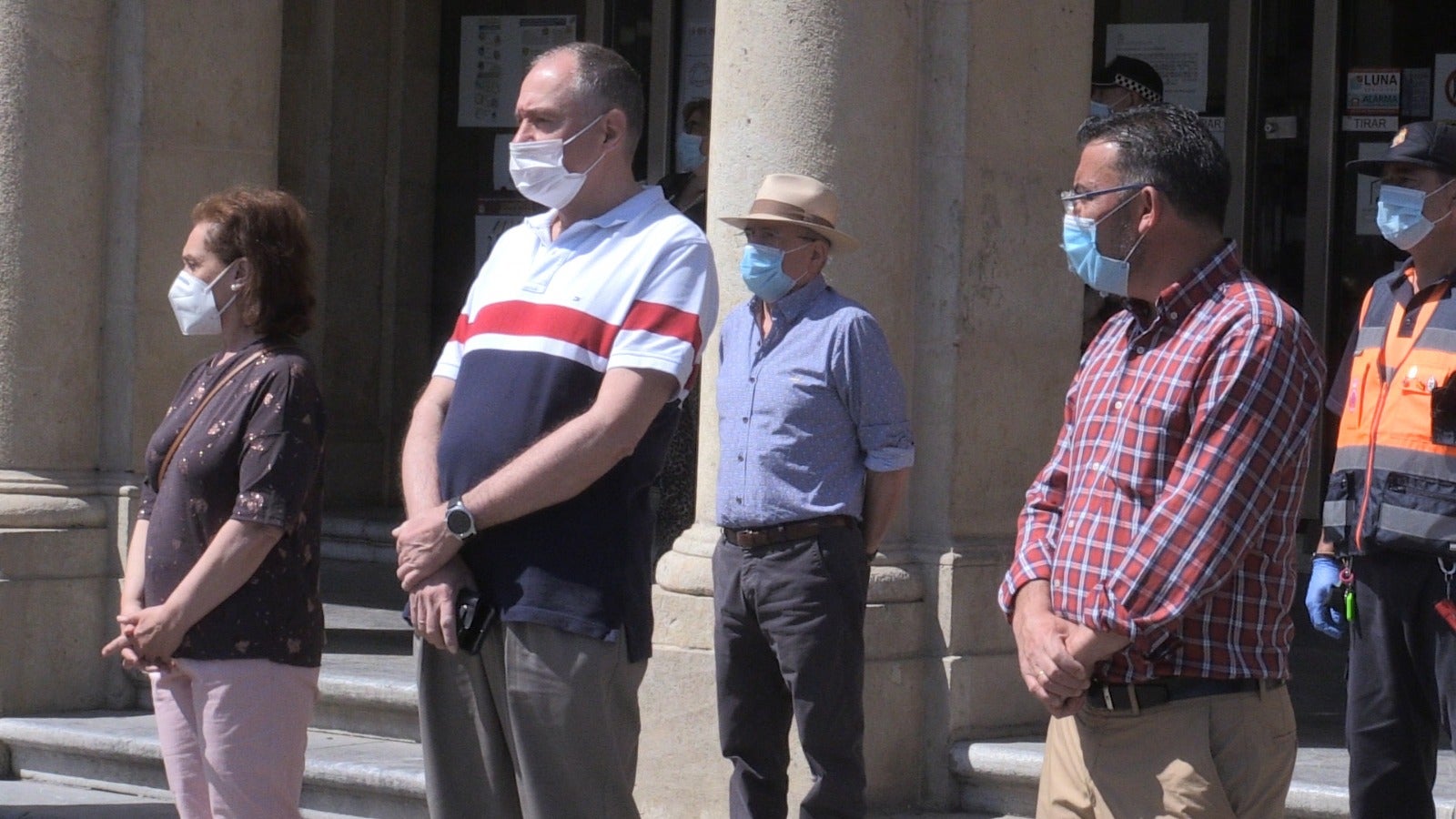 Las instituciones de la capital paran para homenajear a los fallecidos a causa de la pandemia global.