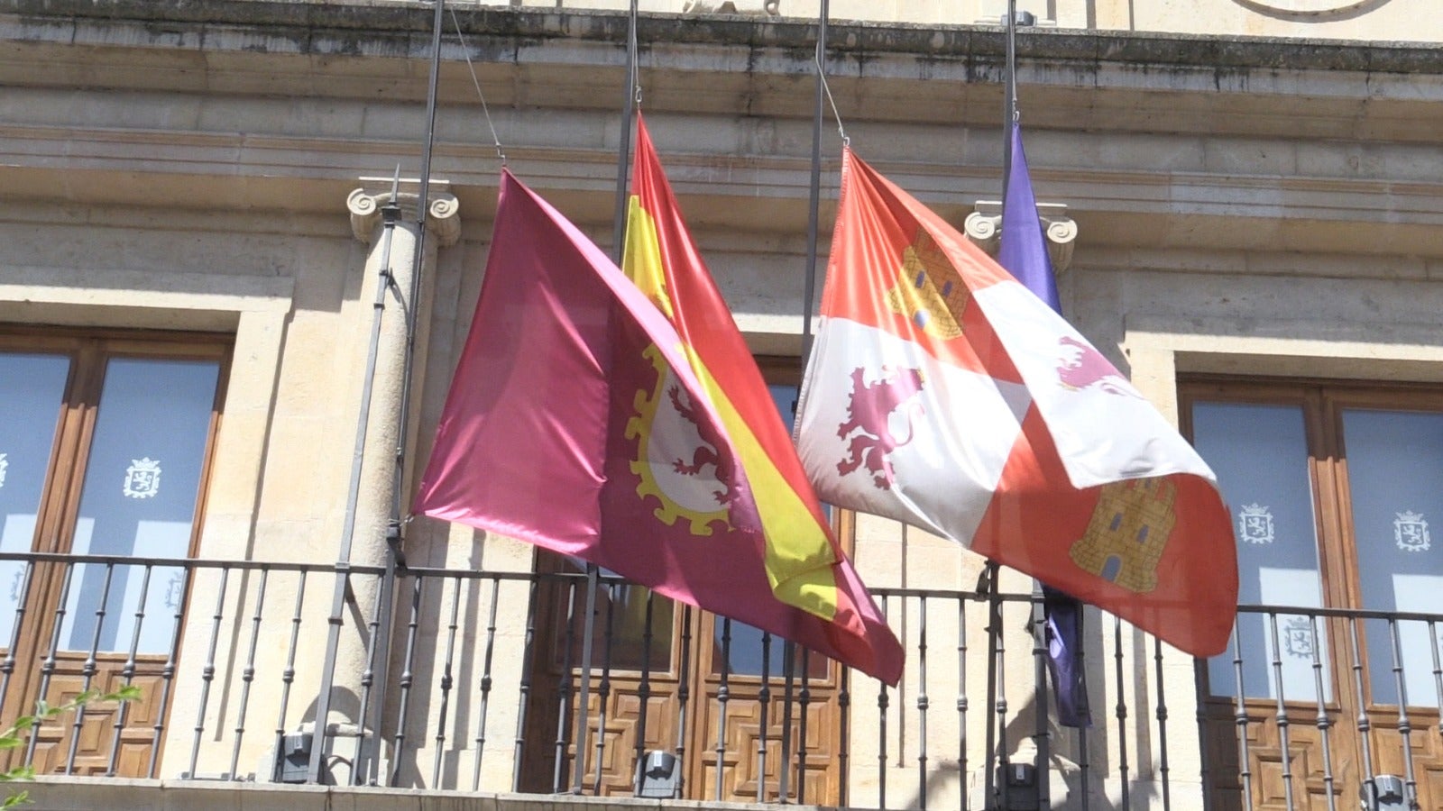 Las instituciones de la capital paran para homenajear a los fallecidos a causa de la pandemia global.