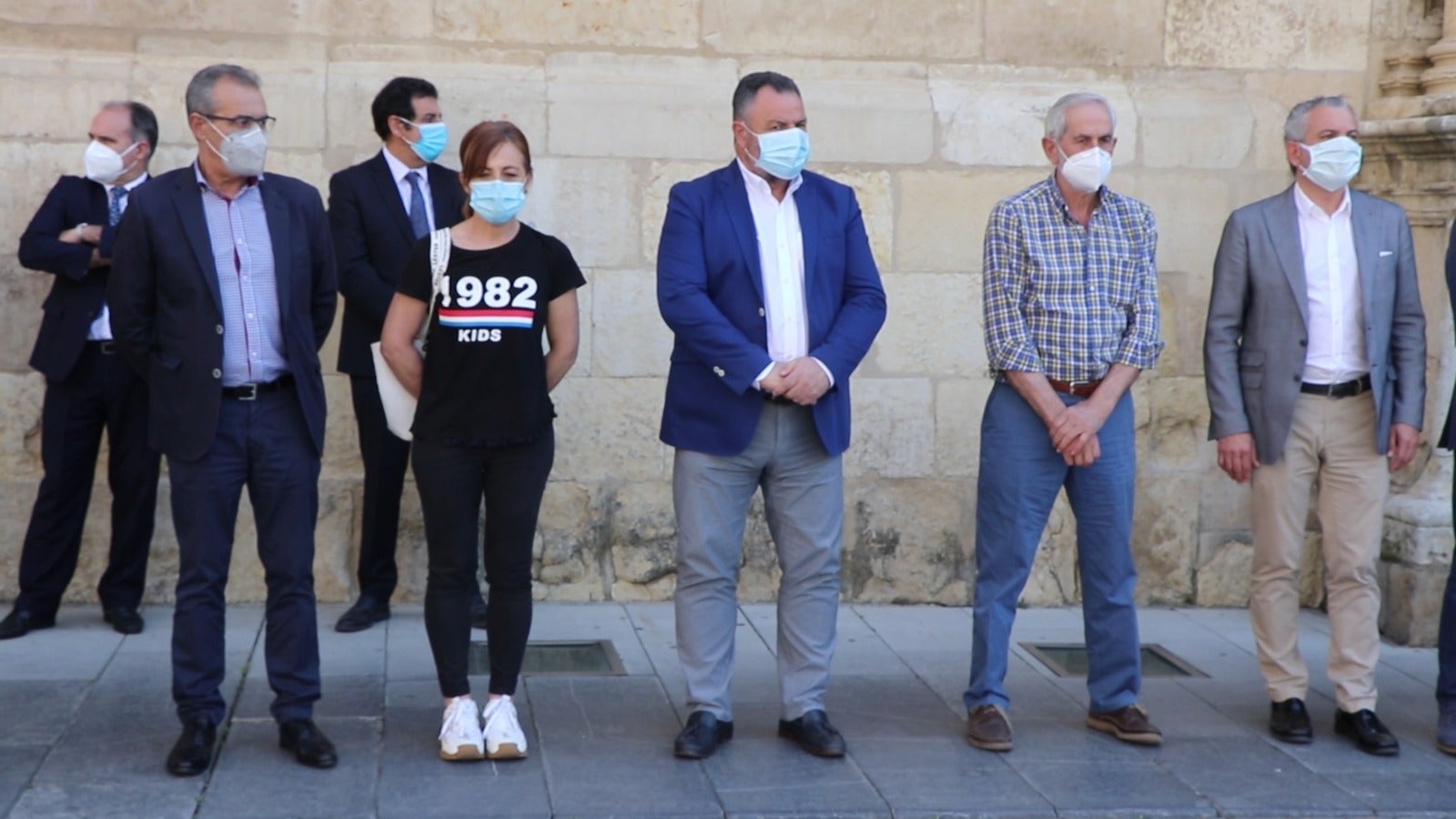 Las instituciones de la capital paran para homenajear a los fallecidos a causa de la pandemia global.