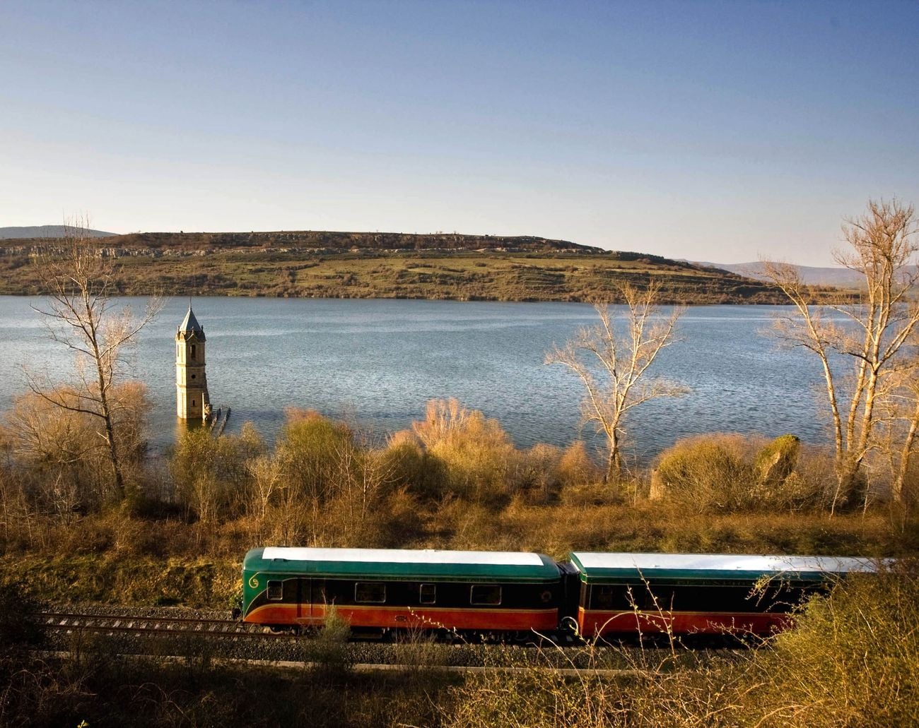 Renfe cancela el tren turístico más emblemático de la provincia de León y deja en el aire su recuperación en función de la reactivación económica | La temporada 2020 de los trenes históricos queda en suspenso. 