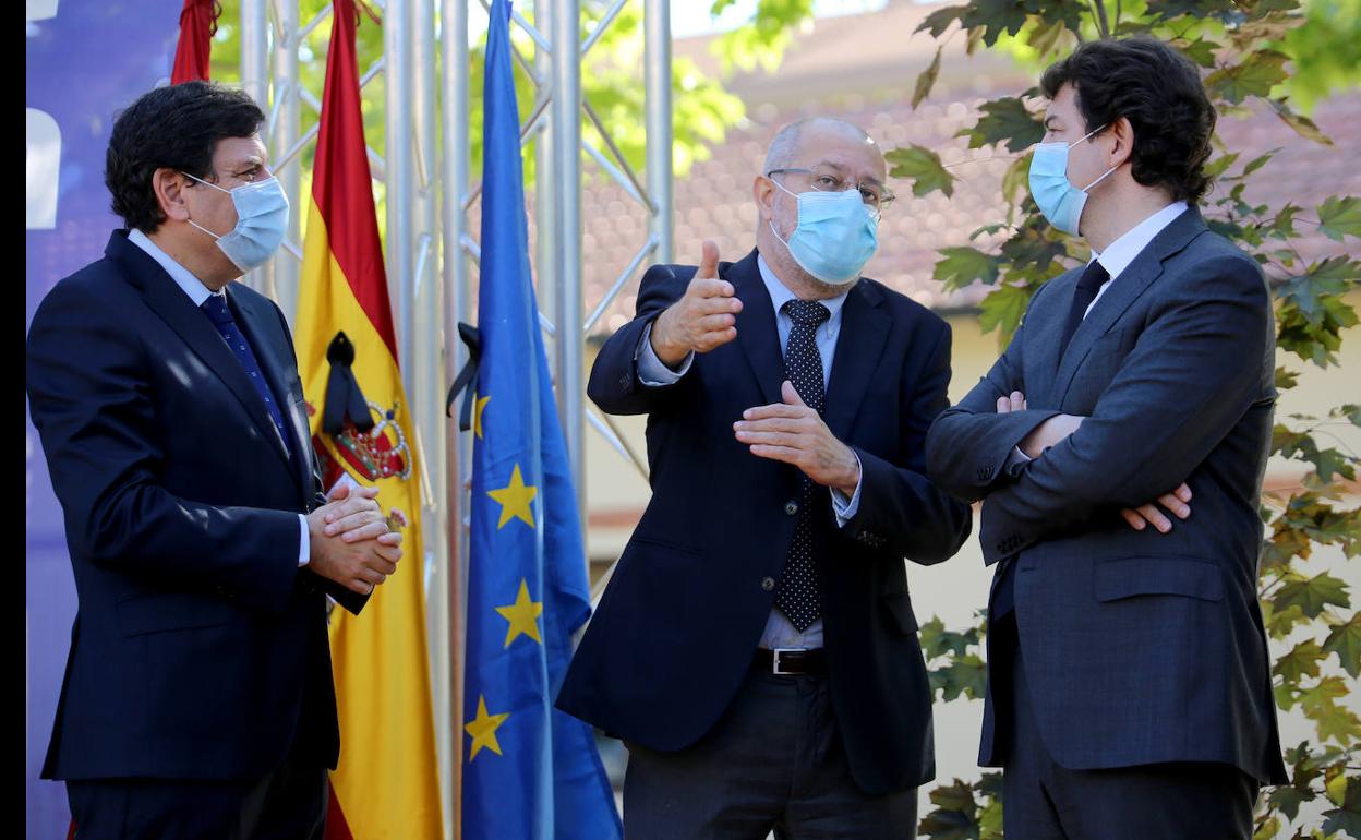 Fernández Mañueco (D), en la toma de posesión de Amigo.