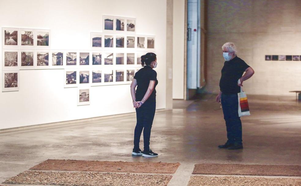 Visitantes observan una de las obras del Musac.