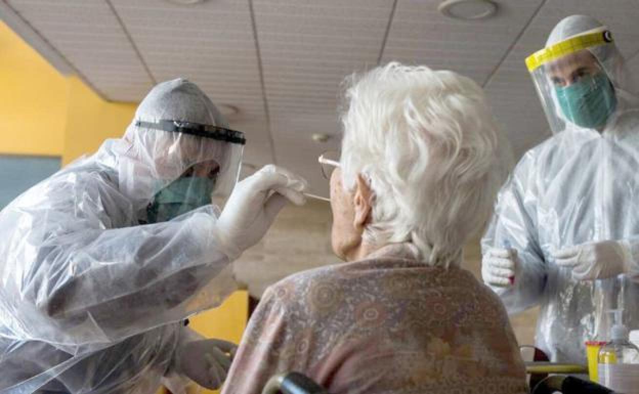 Prueba del coronavirus a una usuaria de una residencia de mayores.
