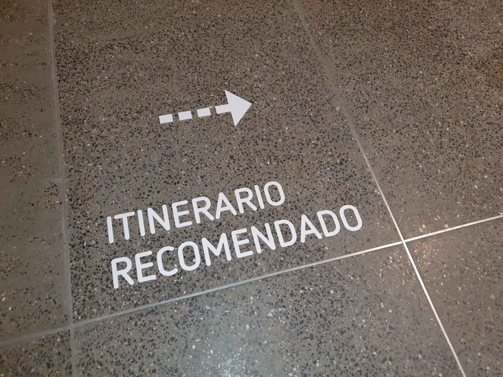 Recorrido para garantizar la distancia interpersonal de dos metros