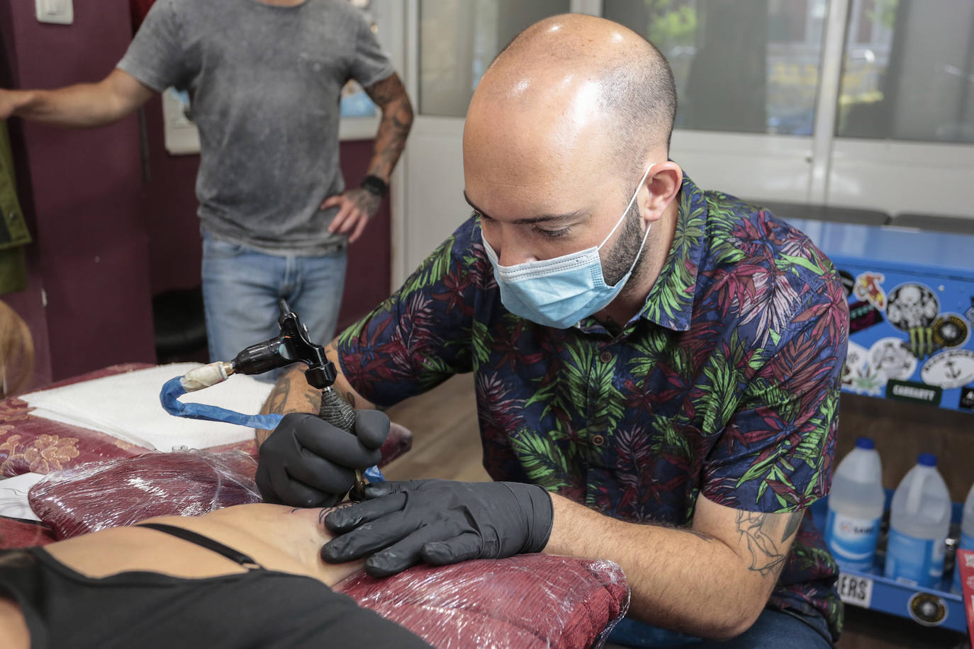 Los tatuadores leoneses Víctor Colado y Sergio Abril