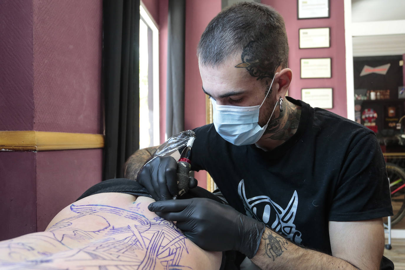 Los tatuadores leoneses Víctor Colado y Sergio Abril