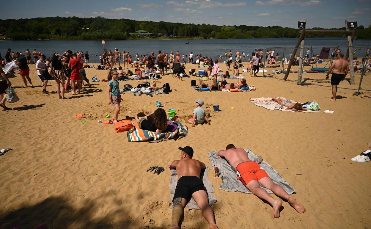 Gente tomando el sol en Ruislip