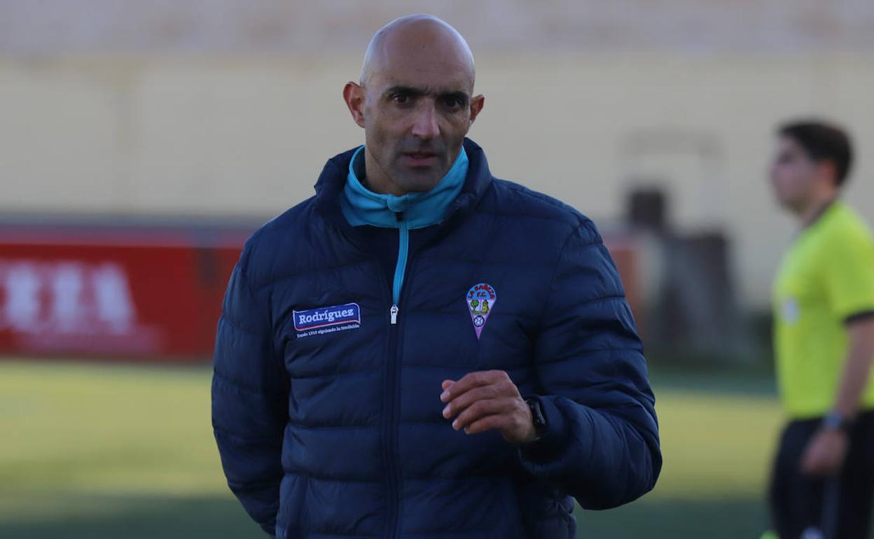 Carlos Delgado, en un partido con La Bañeza FC.