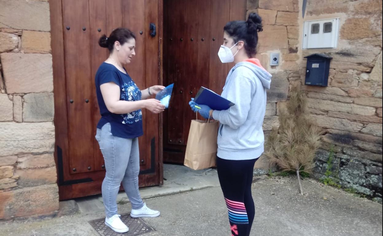 Entrega de mascarillas en Luyego.